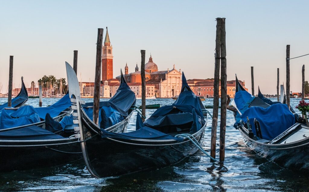Curiosity about the Gondola's Bow - Travel Venice