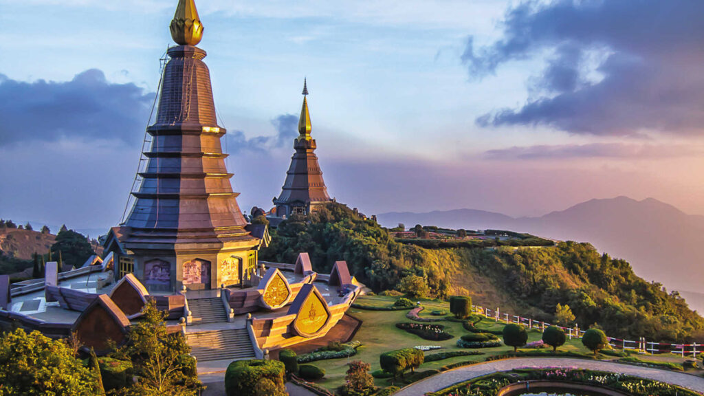 There are many reasons to go on holiday in Thailand, the Thai culture and the magnificent places you can visit are just some of these reasons. To help you on your trip to Thailand, we list the 10 reasons to go on vacation in Thailand.