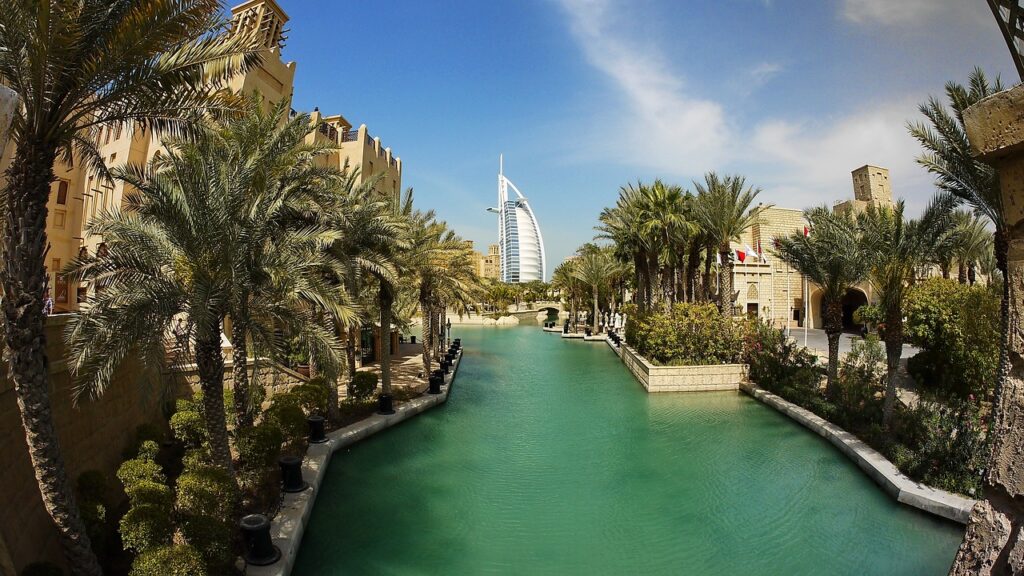Are you ready to leave for your holiday in Dubai but don't know what to do once you arrive at your destination? Here is a list of the 7 most interesting things to do in Dubai!