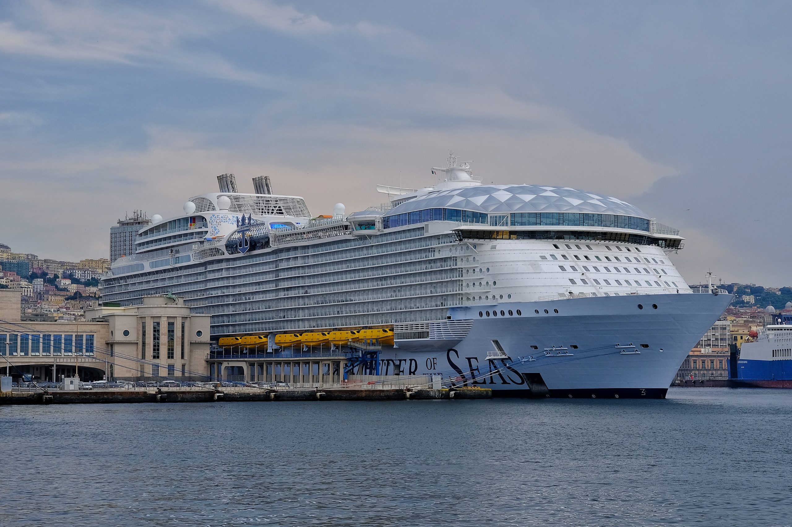 Cruise vs. All-Inclusive Resort: A Comprehensive Comparison